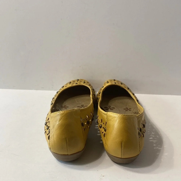 BareTraps Mustard Bohemian Floral Laser Cut Romantic Slip On Ballet Flats Size 7 - Picture 7 of 8